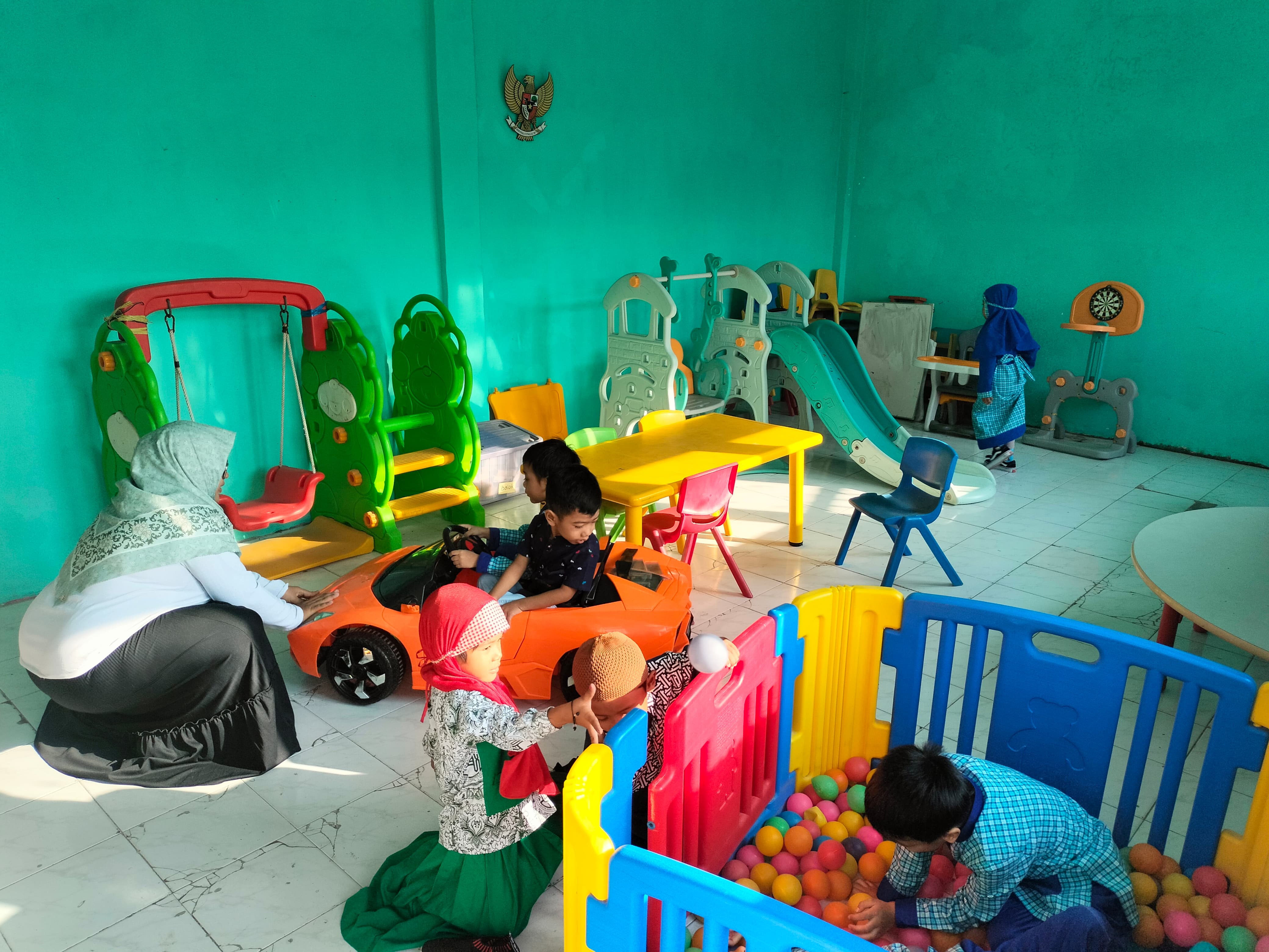 Bermain bersama teman