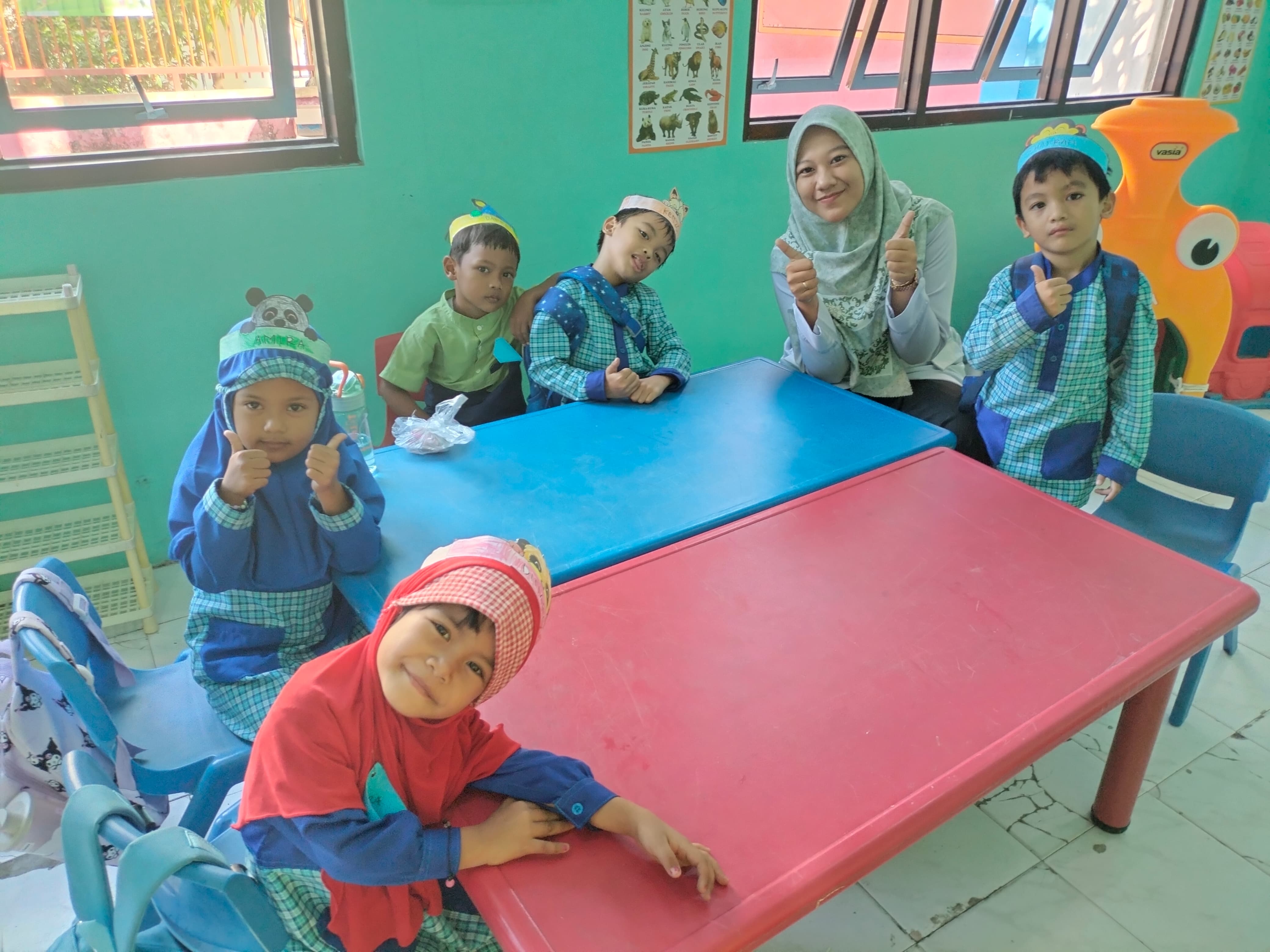 TK A dan B bersama Ustadzah Farah setelah membuat topi nama