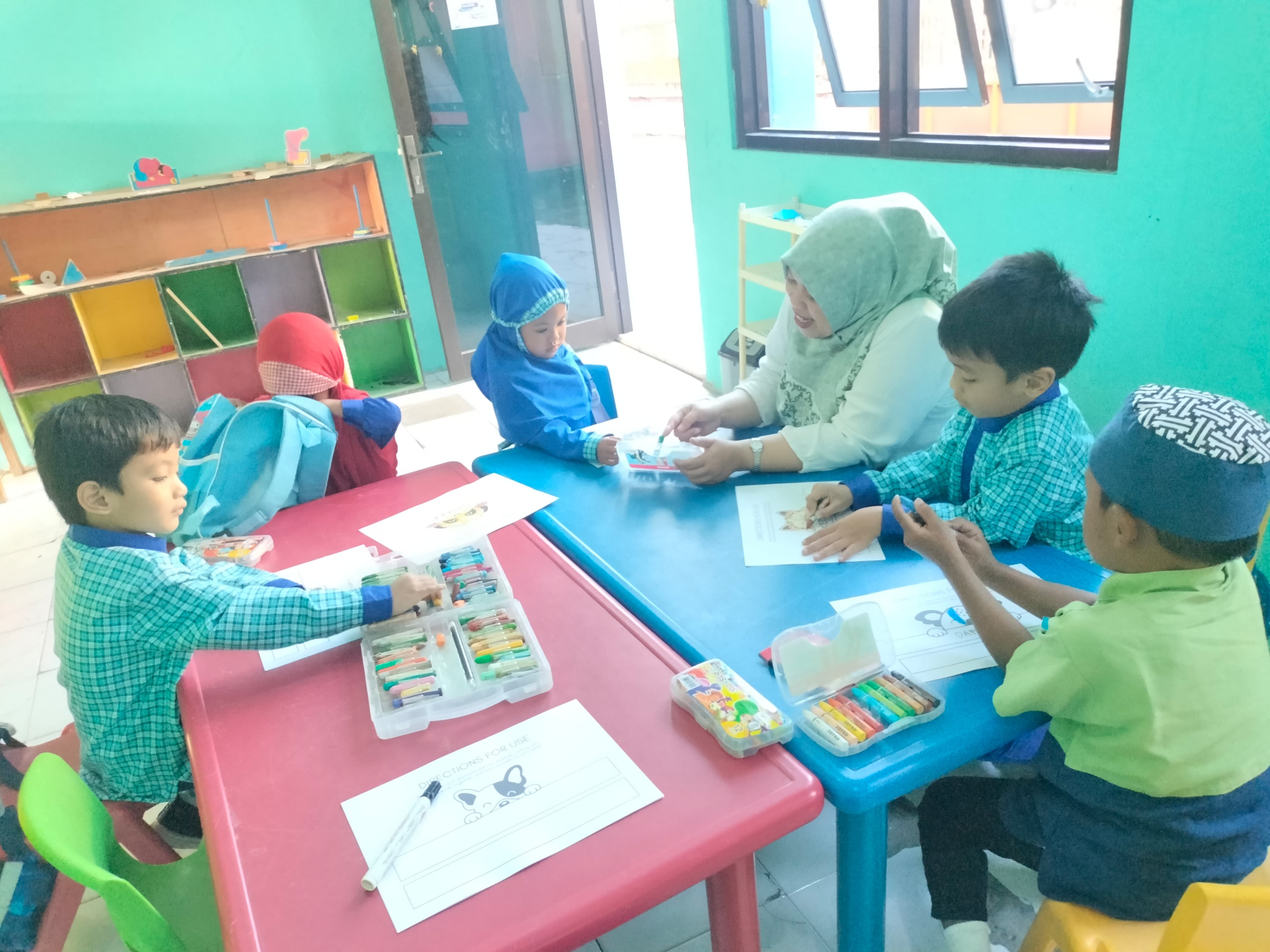 Membuat topi nama dibantu oleh ustadzah Fitri