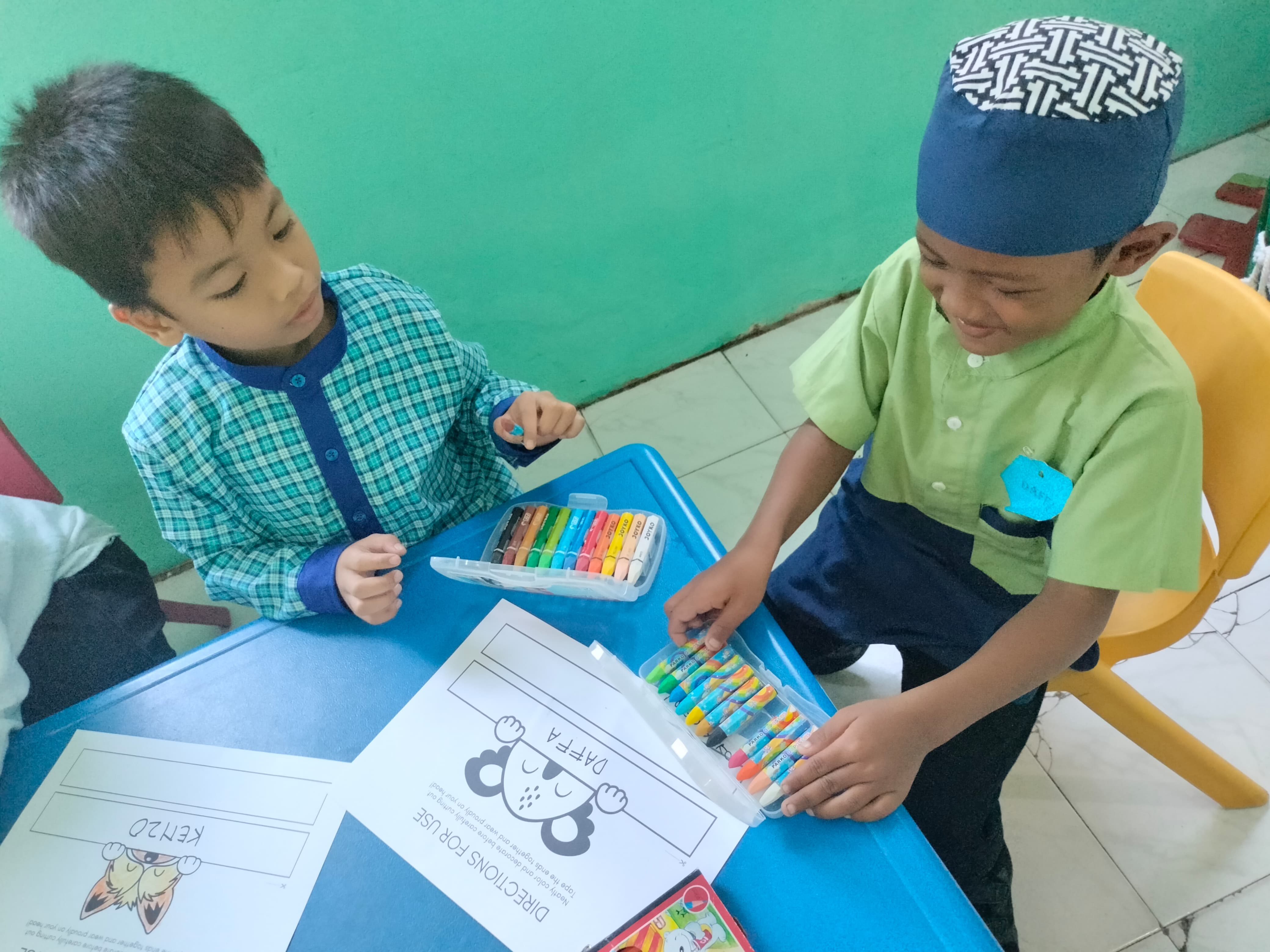 Kenzo dan Daffa mewarnai topi nama