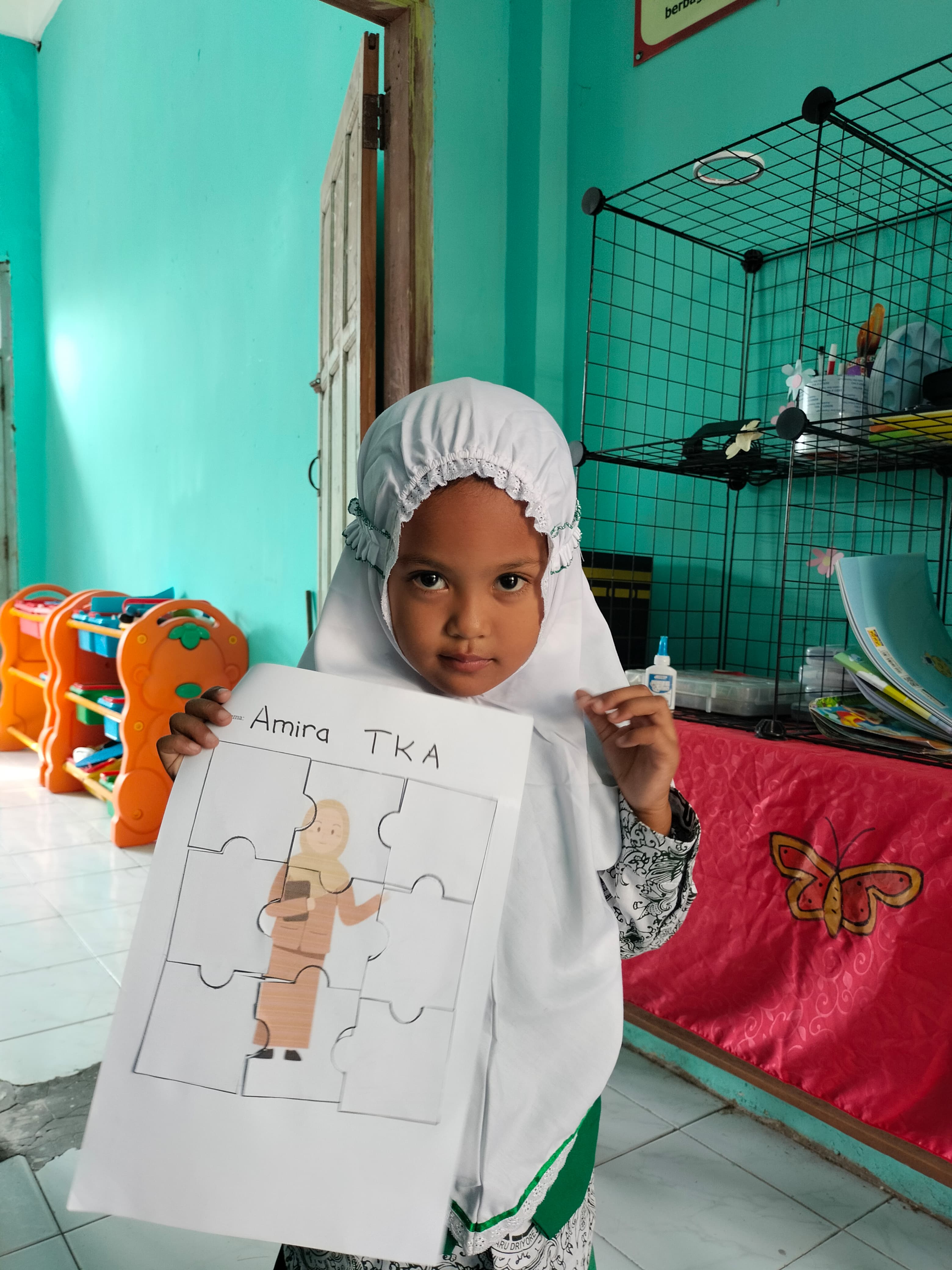 Puzzle profesi Amira